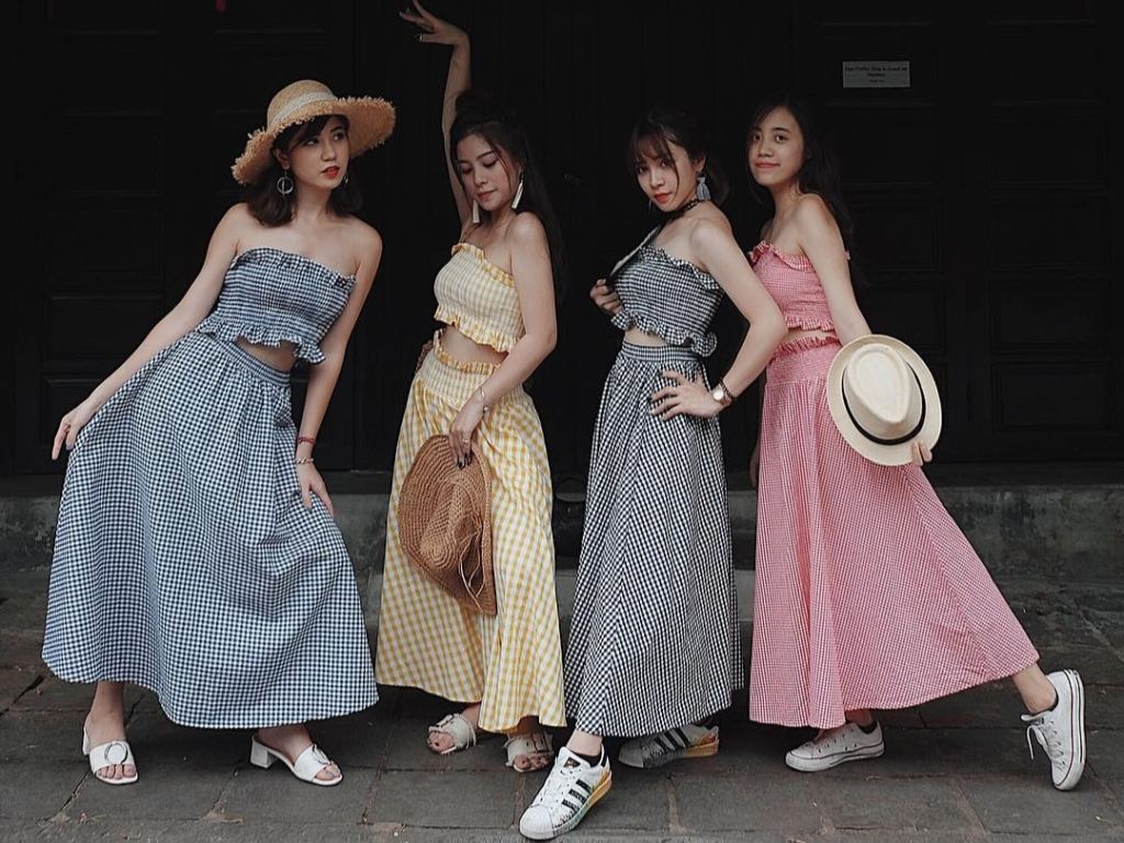 Nữ giới nên ưu tiên chọn đầm đi du lịch để mang lại cảm giác dễ chịu và thoải mái