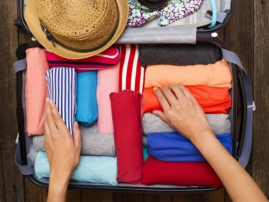 Bạn có thể xếp quần áo bằng cách cuộn tròn để tiết kiệm không gian vali