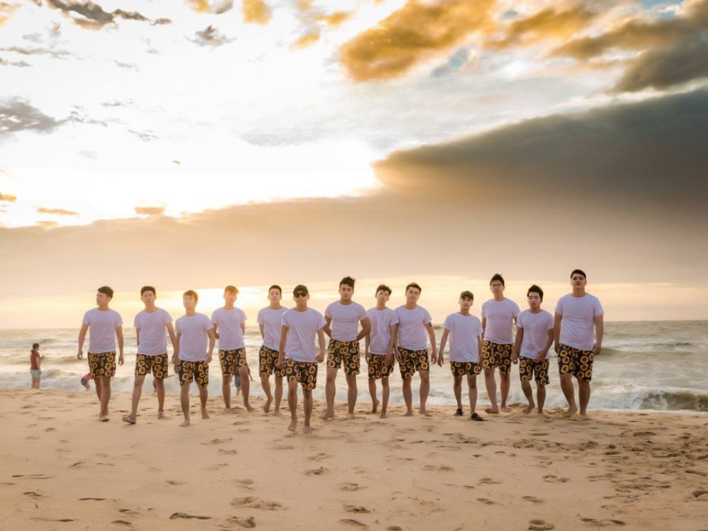 Áo thun trơn + quần họa tiết là câu trả lời cho thắc mắc nam mặc gì khi đi du lịch biển