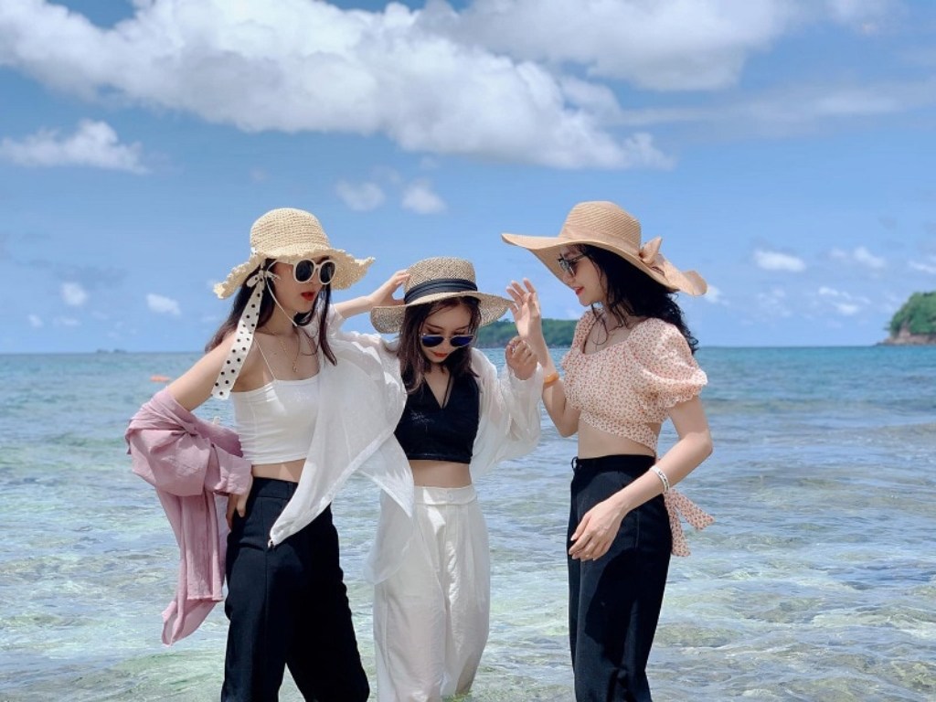 Bạn có thể phối thêm những phụ kiện để hoàn thiện set đồ đi du lịch