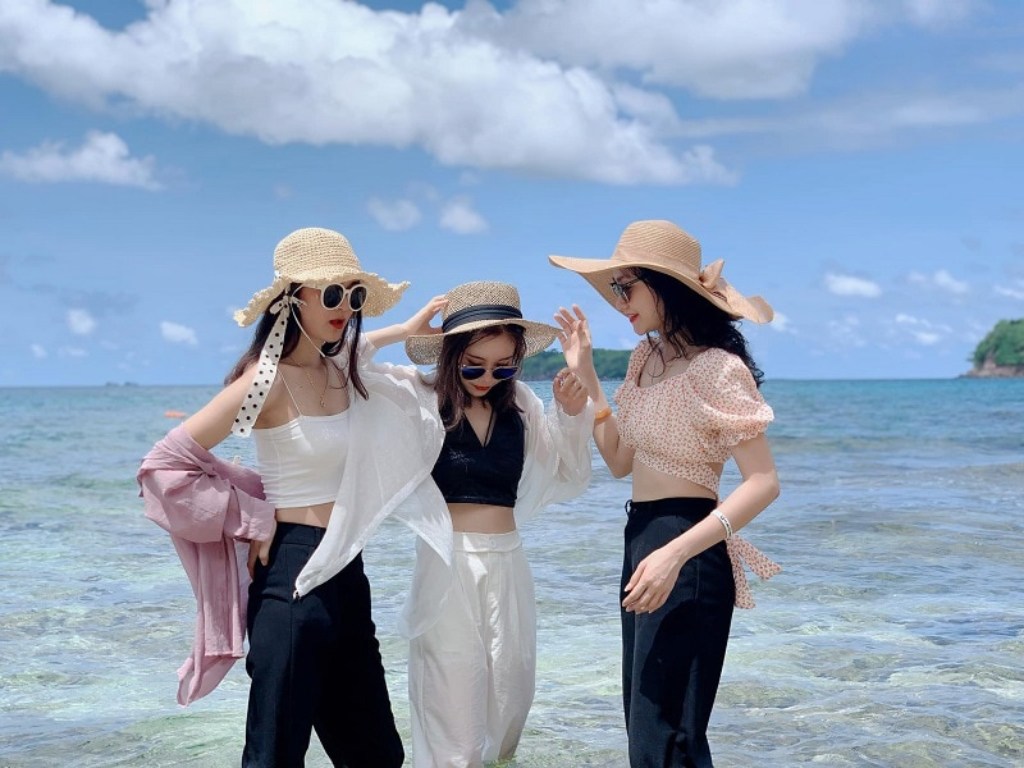 Bạn hãy phối thêm các phụ kiện để hoàn thiện set đồ đi du lịch