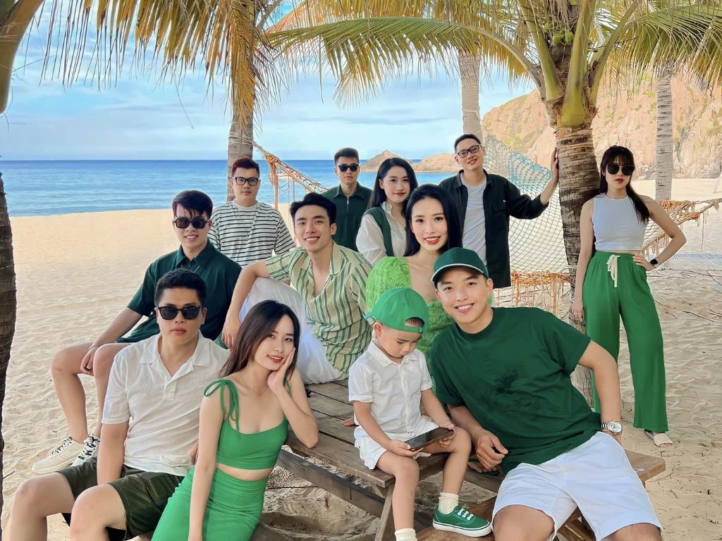 Để mặc đồ đẹp đi du lịch, bạn hãy lựa chọn màu sắc quần áo phù hợp với điểm đến