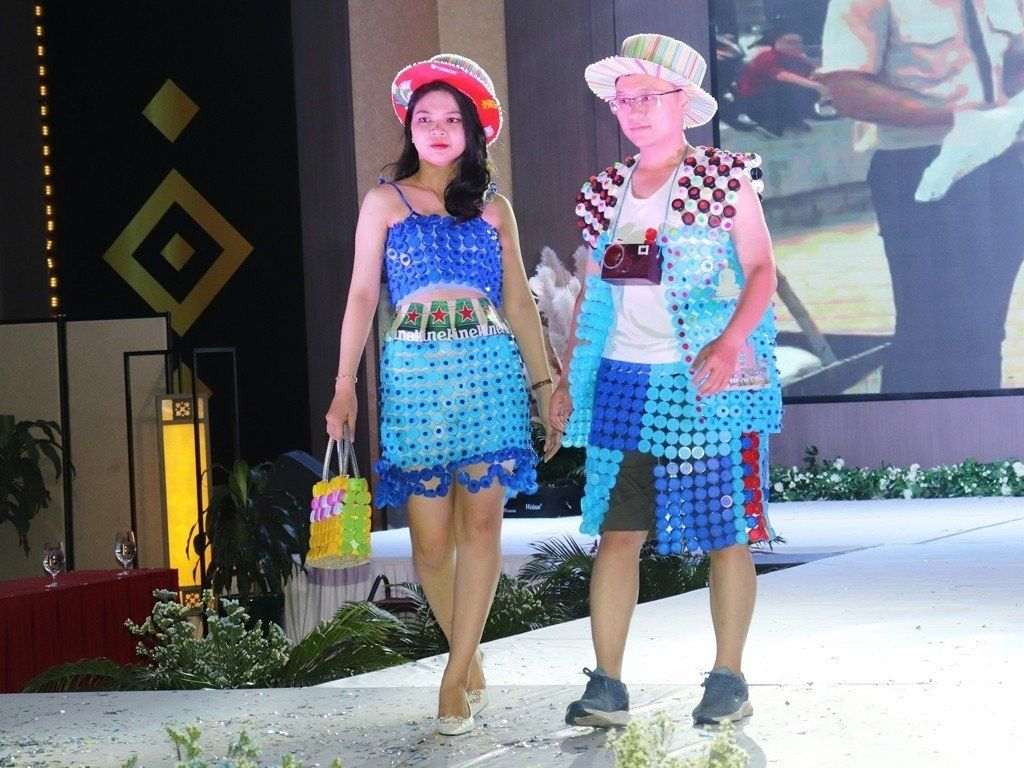 Bạn hãy cắt lấy phần đáy của các chai nhựa màu xanh dương