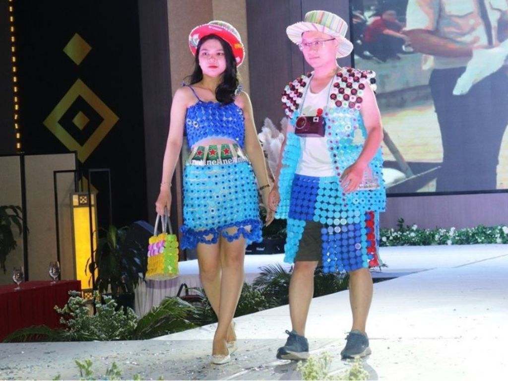 Bạn hãy cắt các vỏ lon nước ngọt thành những hình tròn nhỏ