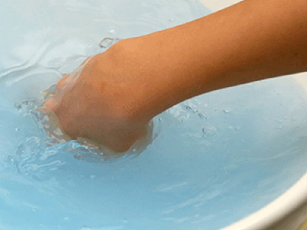 Bạn nên ưu tiên giặt tay hoặc chọn chế độ giặt nhẹ