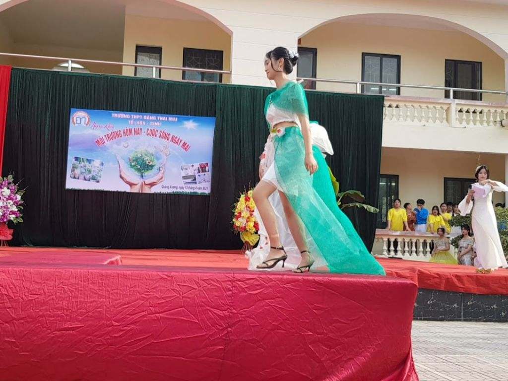 Bạn nên ưu tiên sử dụng súng bắn keo nóng để có độ bám dính cao