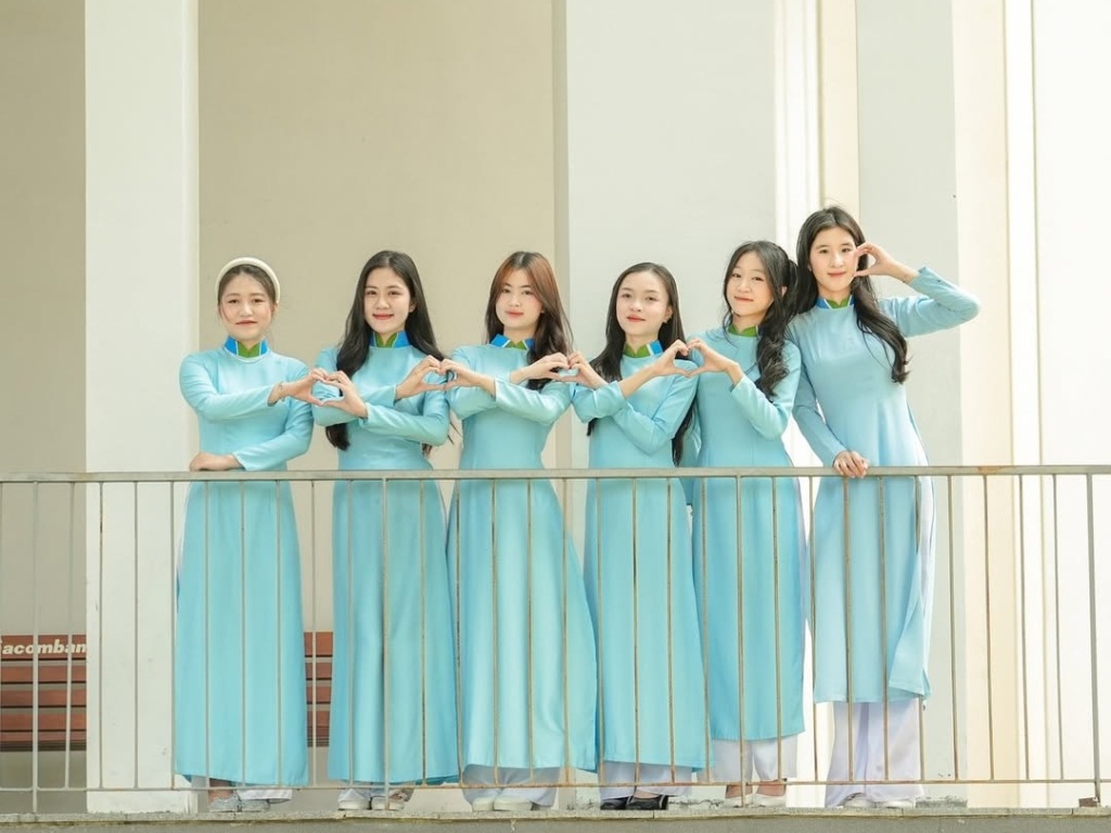 Sinh viên cần giữ tác phong lịch sự khi mặc đồng phục khoa Du lịch Đại học Văn Hiến