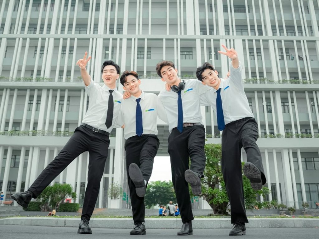 Đồng phục khoa Du lịch Đại học Văn Hiến cho nam sinh