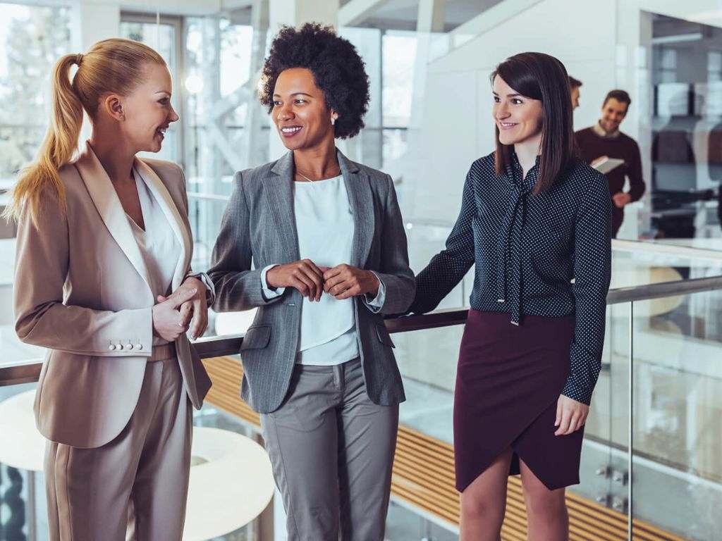 Bạn có thể linh hoạt hơn về màu sắc và các họa tiết nhỏ như kẻ sọc