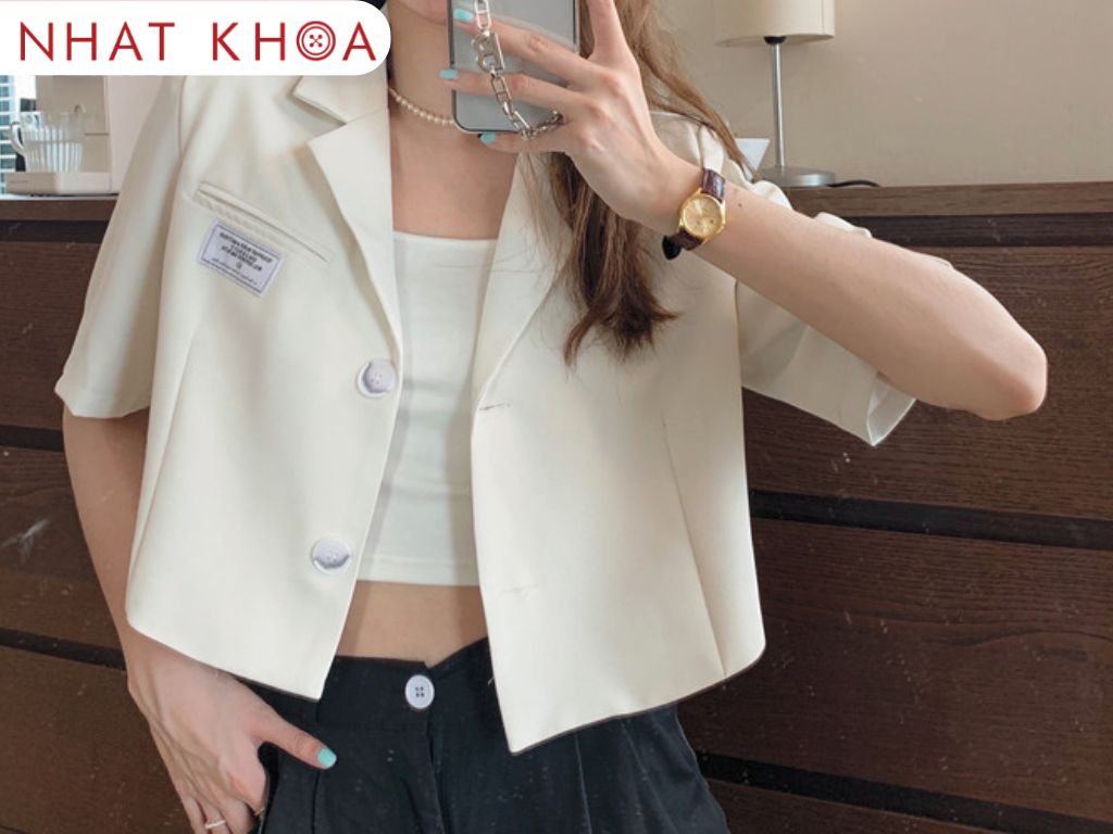 Khoác một chiếc blazer bên ngoài được xem là cách thông minh
