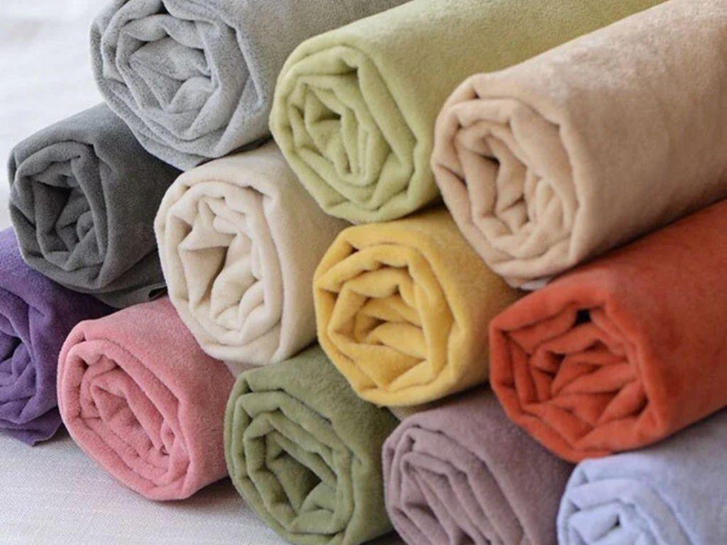 Chất liệu này có phần trang trọng nên cần khéo léo khi phối phụ kiện