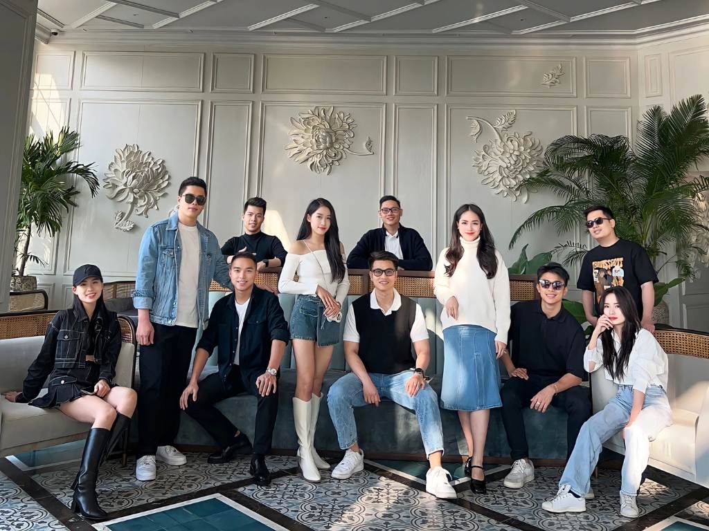 Bạn có thể áp cách phối đồ đi du lịch theo nguyên tắc phối màu tương phản