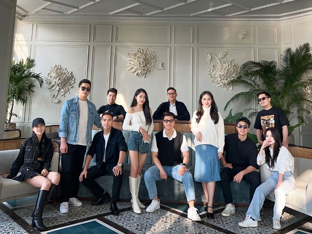 Bạn có thể chọn quần áo màu trung tính kết hợp với màu nổi bật