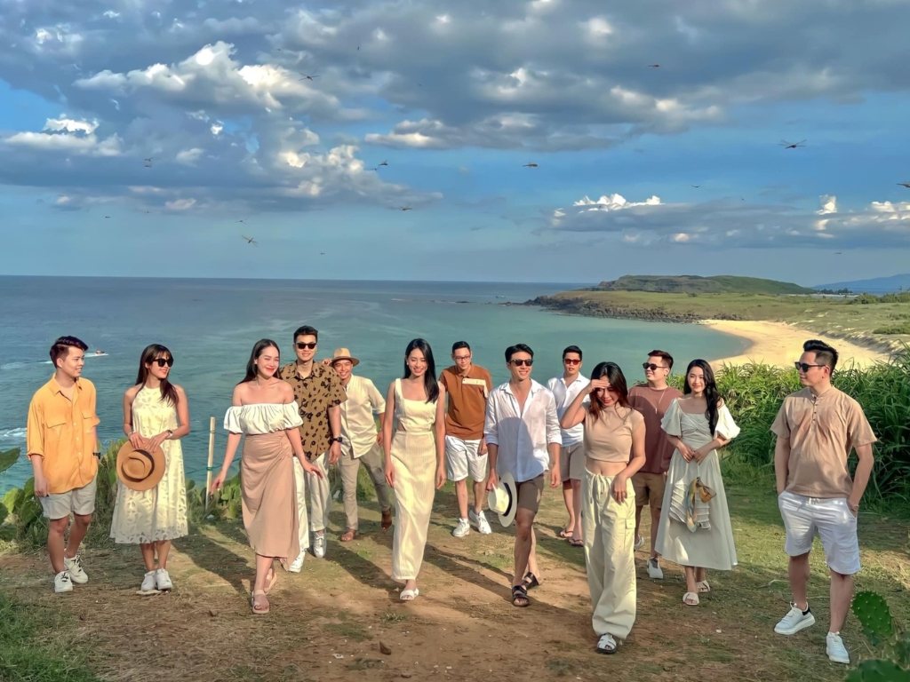 Việc mix đồ đi du lịch phù hợp với từng điểm đến giúp có bữ ảnh kỷ niệm thêm lung linh