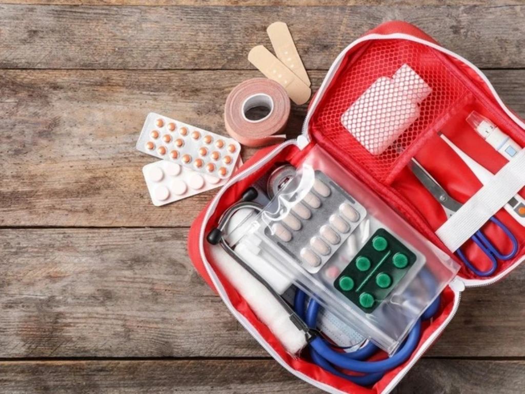 Đồ dùng y tế cơ bản cũng là một trong những đồ cần thiết khi đi du lịch bạn cần chuẩn bị