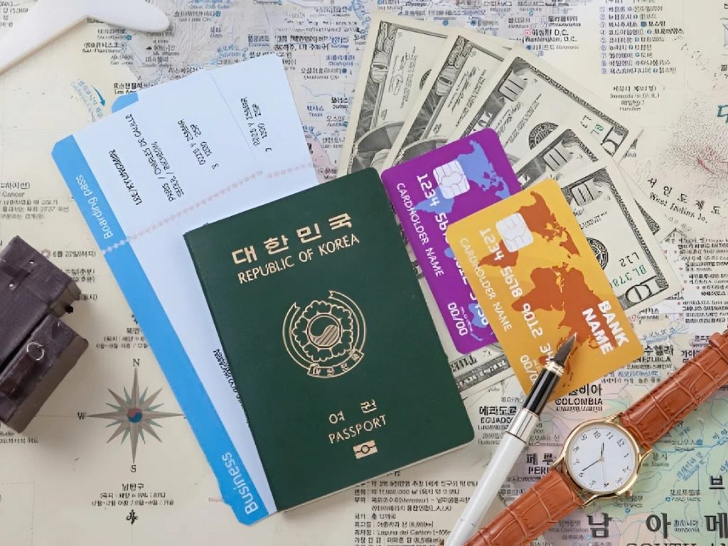 Giấy tờ tùy thân và tiền là nhóm những đồ cần thiết khi đi du lịch không thể thiếu