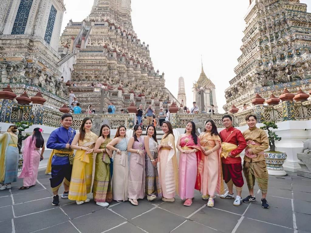 Bạn nên chọn trang phục đi du lịch kín đáo, lịch sự khi đến các khu vực linh thiêng