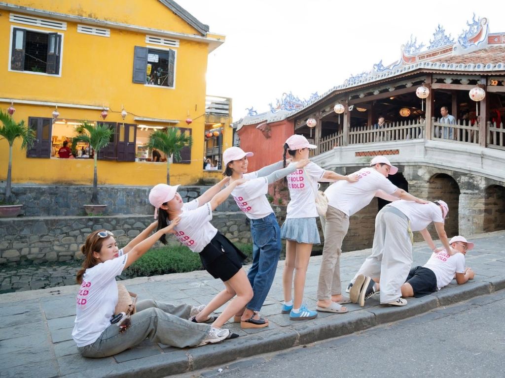 Đồng phục du lịch giúp tạo nên sự đồng bộ cho cả tập thể