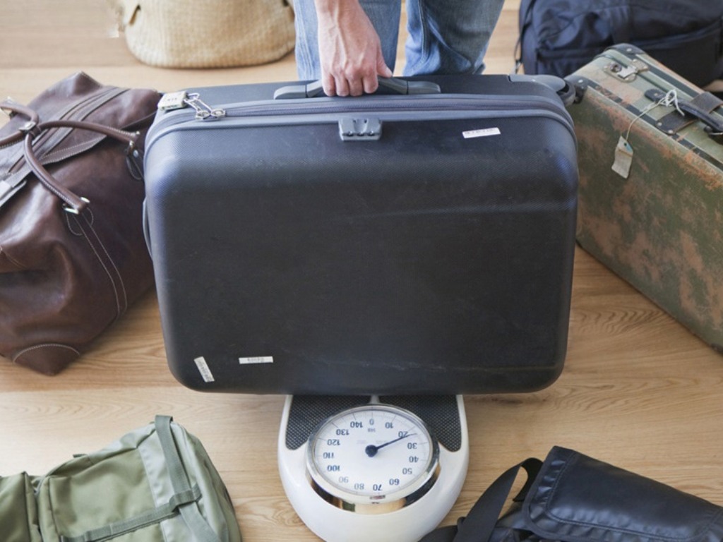 Sau khi đã chuẩn bị đồ đi du lịch xong, bạn hãy cân lại hành lý trước ở nhà