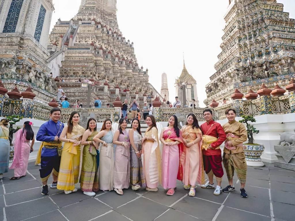 Bạn cần lựa chọn trang phục phù hợp với với văn hóa nơi bạn đến