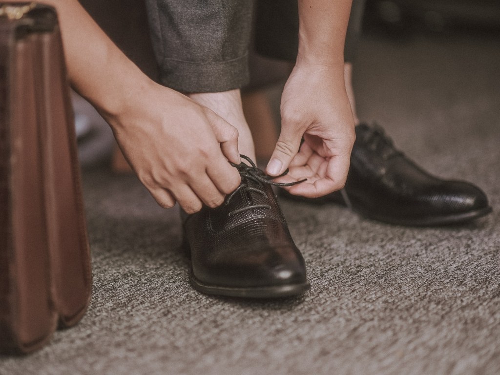 Bạn hãy đi thử đôi giày mới vài lần ở nhà