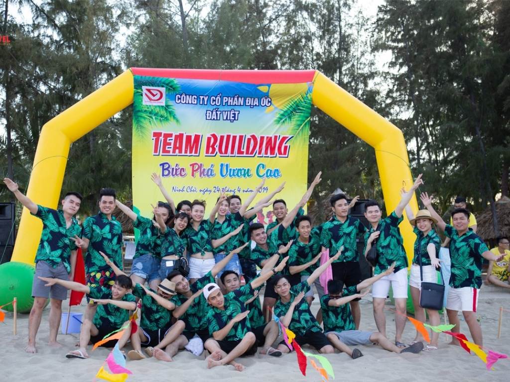 Đồng phục du lịch là giải pháp tiện lợi khi chuẩn bị đồ đi du lịch dài ngày