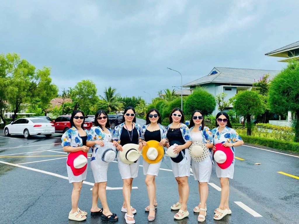 Đồng phục du lịch giúp tạo sự đồng nhất, chuyên nghiệp