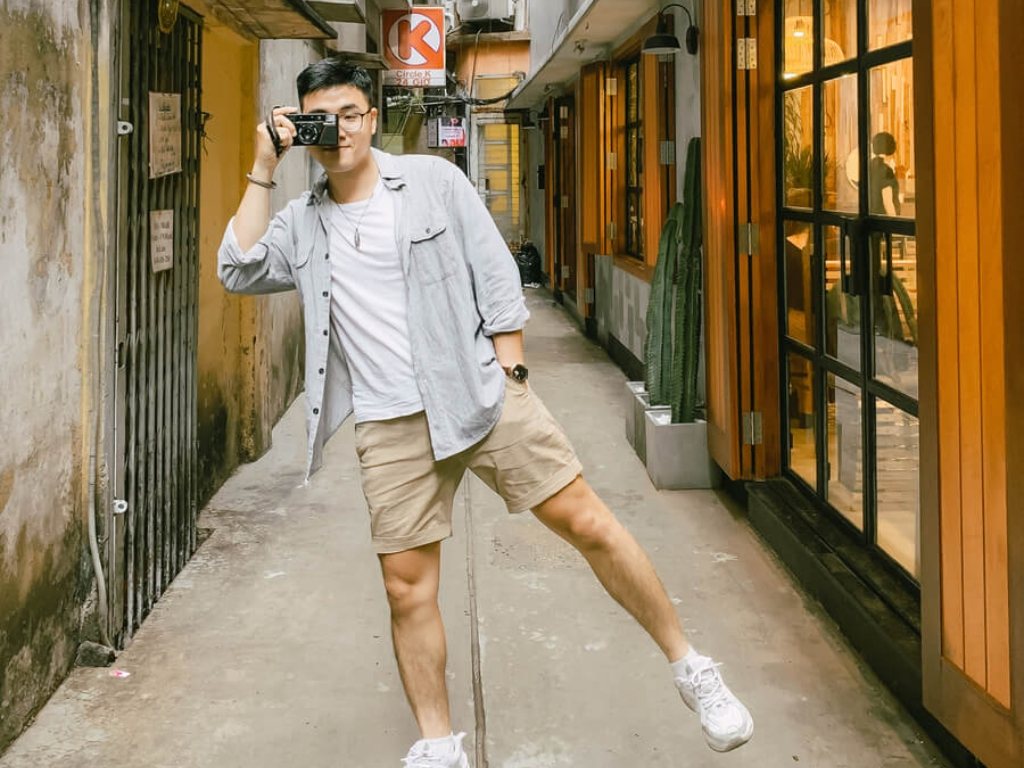 Bạn nên chọn quần du lịch có màu trung tính để dễ phối đồ