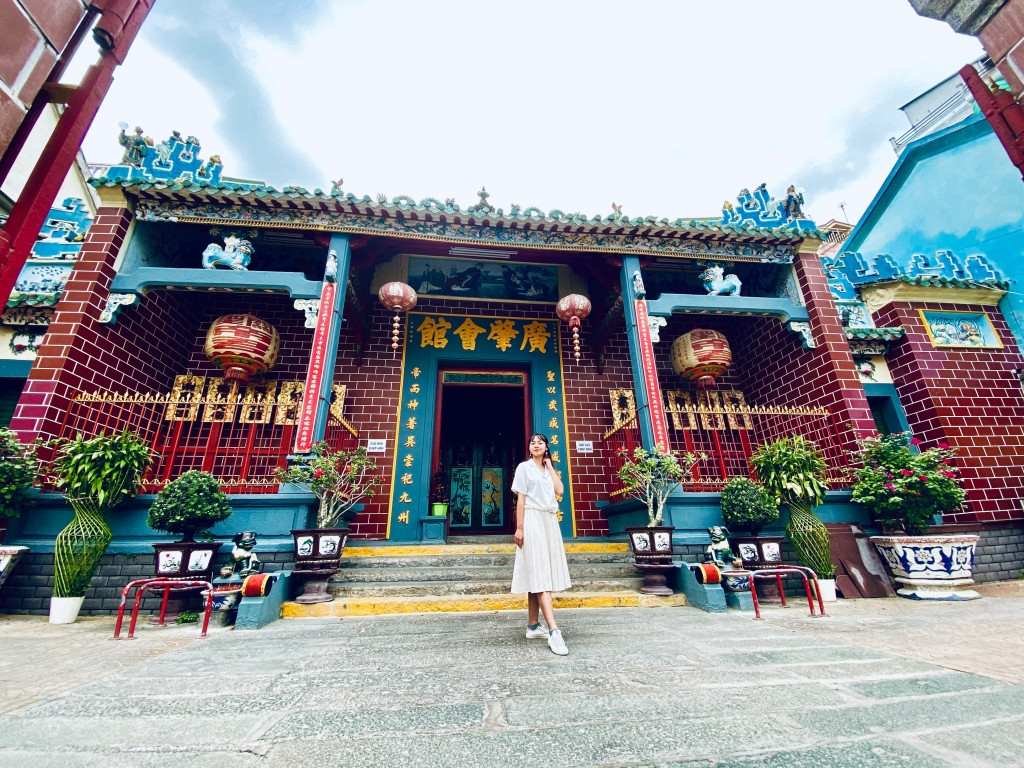 Bạn nên mặc đồ kín đáo và lịch sự khi chưa biết mặc gì khi đi du lịch Cần Thơ viếng chùa