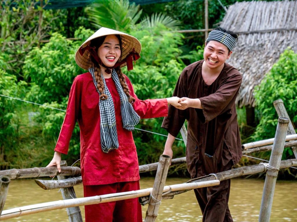 Mặc gì khi đi du lịch các tỉnh miền Tây? Khăn răn và nón lá là phụ kiện đặc trưng