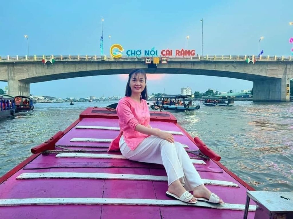 Mặc gì khi đi du lịch các tỉnh miền Tây? Bạn nên chọn set đồ thoải mái khi đi dạo chợ nổi