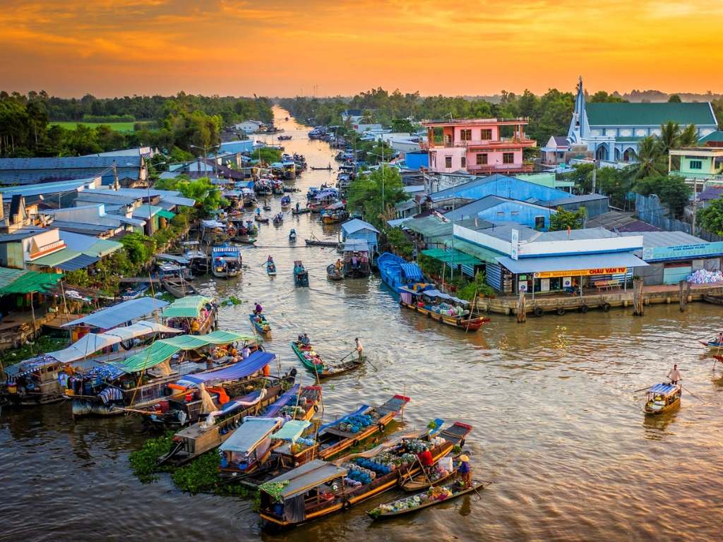 Miền Tây có hệ thống sông ngòi chằng chịt nên sẽ di chuyển nhiều bằng ghe xuồng