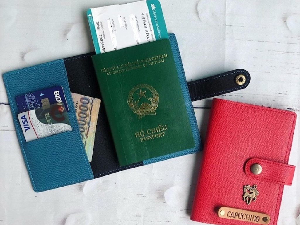 Giấy tờ và tiền và một trong những đồ dùng cần thiết khi đi du lịch miền Tây
