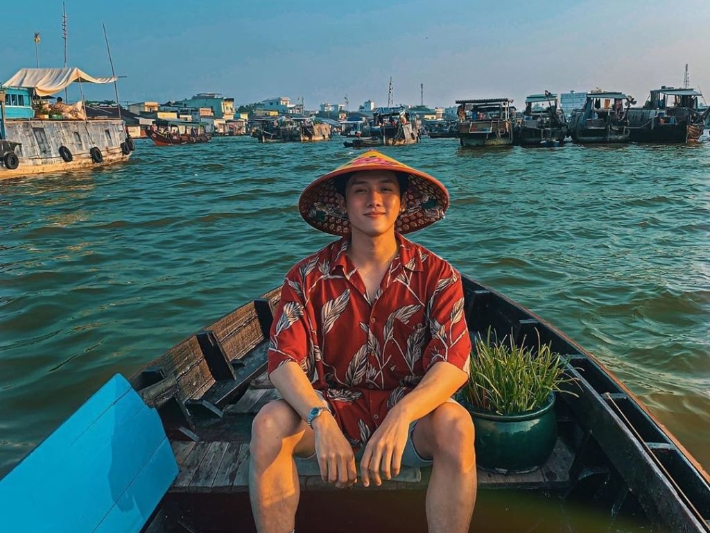 Nón lá là đồ dùng cần thiết khi đi du lịch miền Tây giúp che nắng hiệu quả