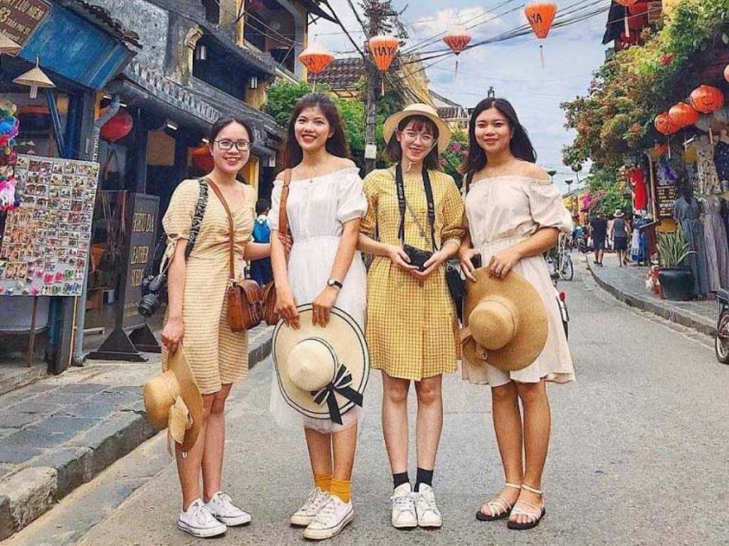 Bạn nên sử dụng thêm các phụ kiện khi mix đồ đi du lịch Đà Nẵng