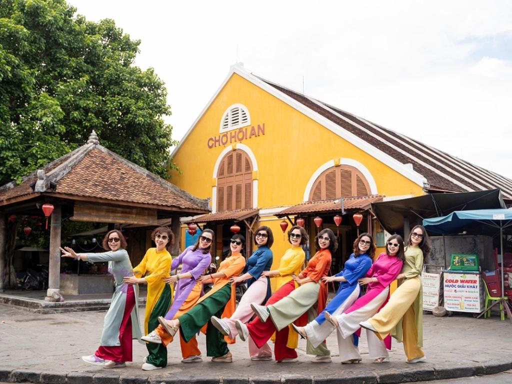 Bạn có thể mặc áo dài khi ghé thăm Hội An