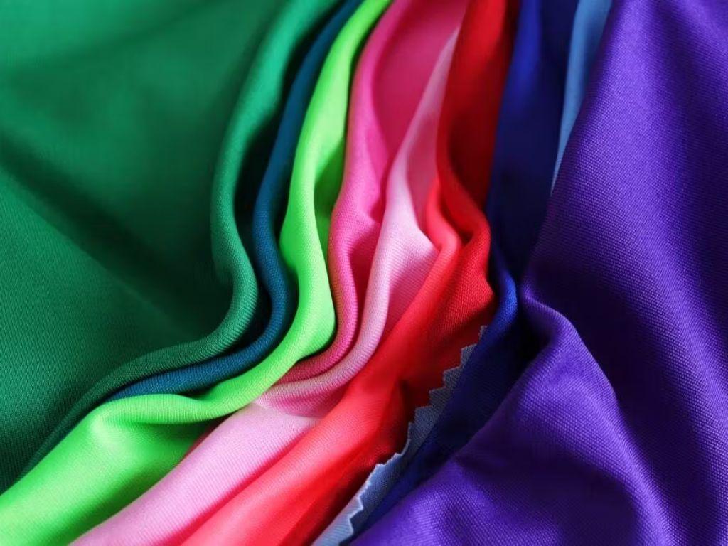Polyester thường gây bí bách, không thấm hút mồ hôi