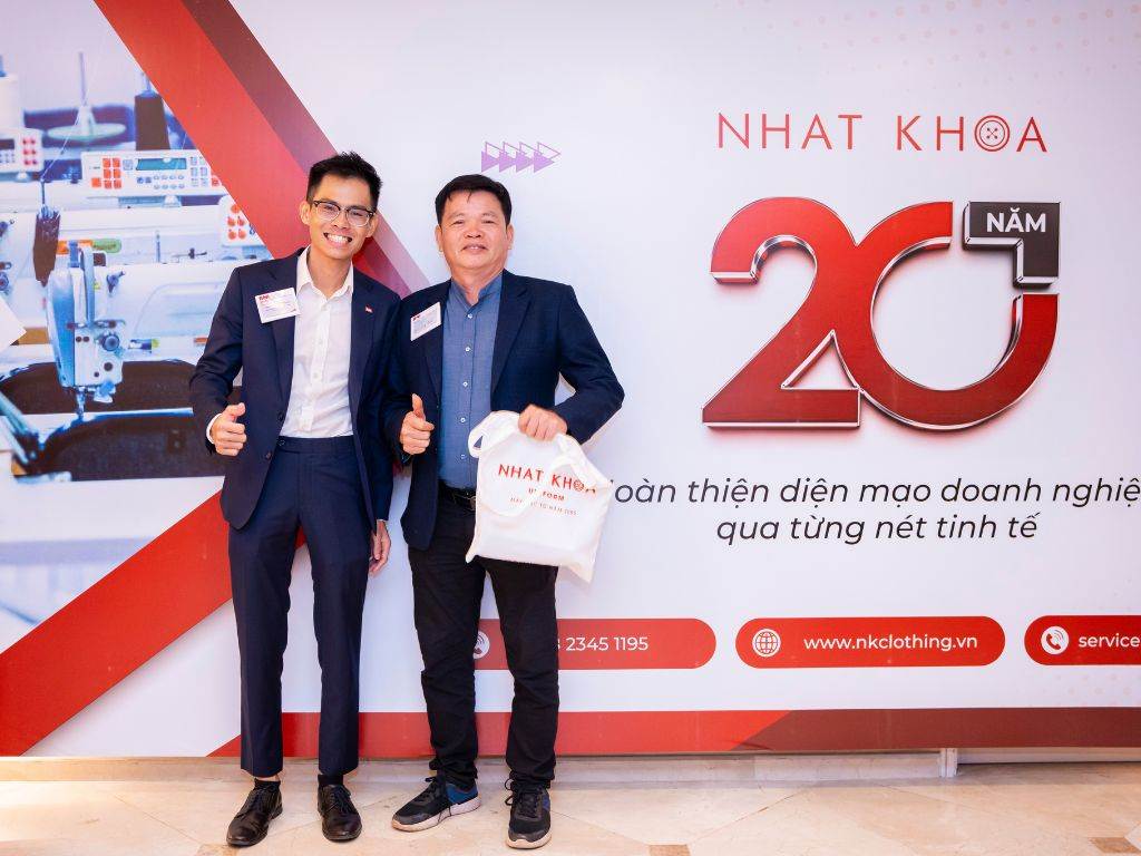 Nhất Khoa sẽ giúp bạn chọn mẫu áo công sở