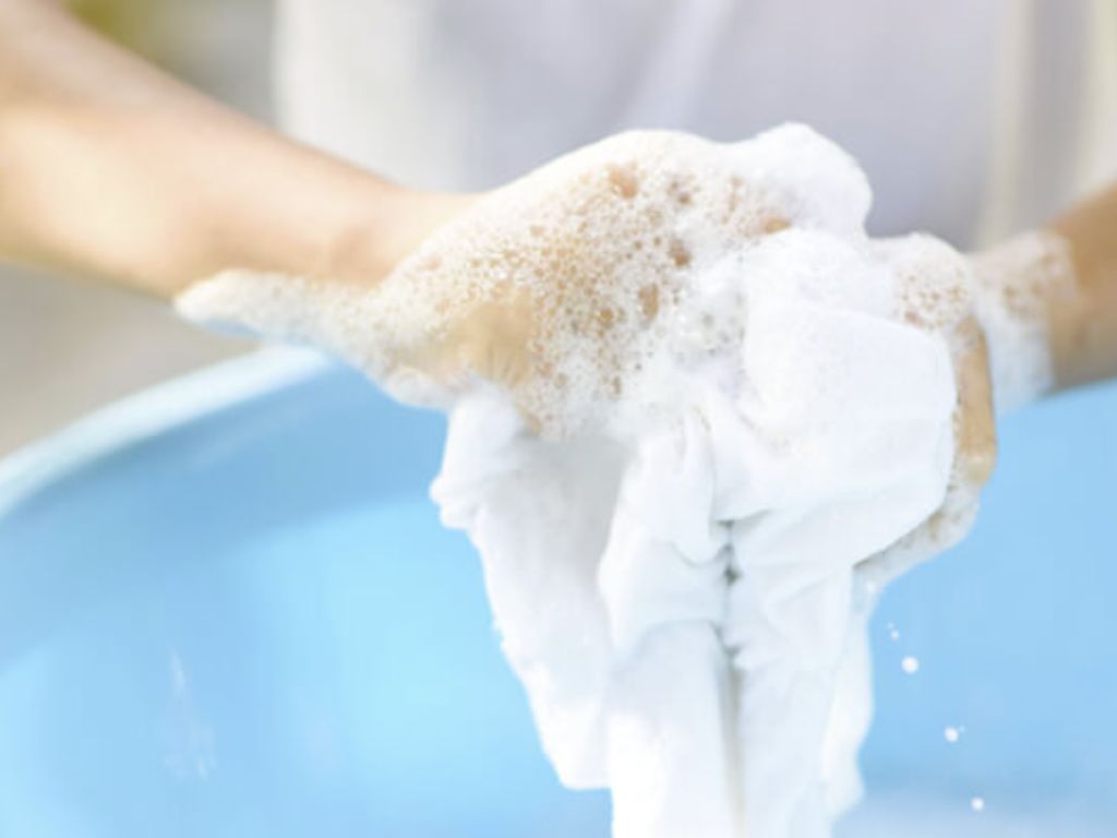 Khi vắt, tuyệt đối không xoắn mạnh tay mà chỉ nên bóp nhẹ nhàng