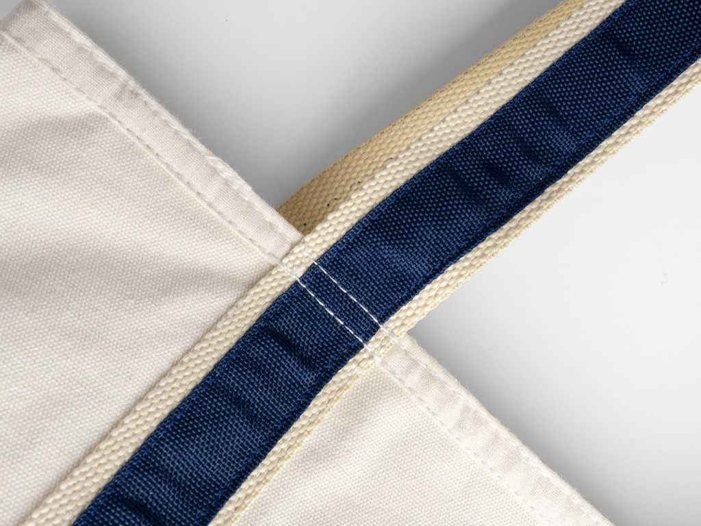 Khi may túi vải bố canvas, quai túi cần phải được may chắc chắn vào thân