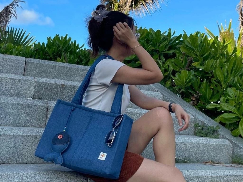 Túi tote jean mang lại vẻ ngoài năng động, trẻ trung