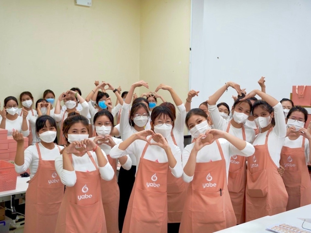 Mẫu tạp dề yếm mang lại vẻ ngoài cực kỳ chuyên nghiệp