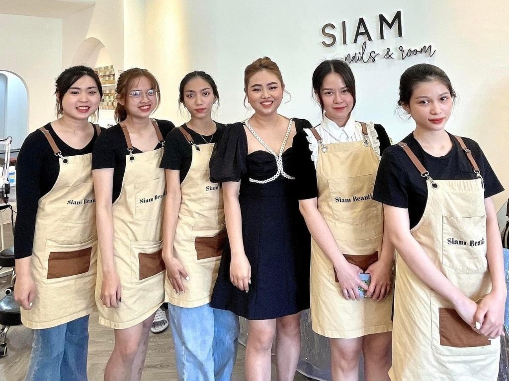 Tạp dề làm nail nên có nhiều túi nhỏ ở phía trước