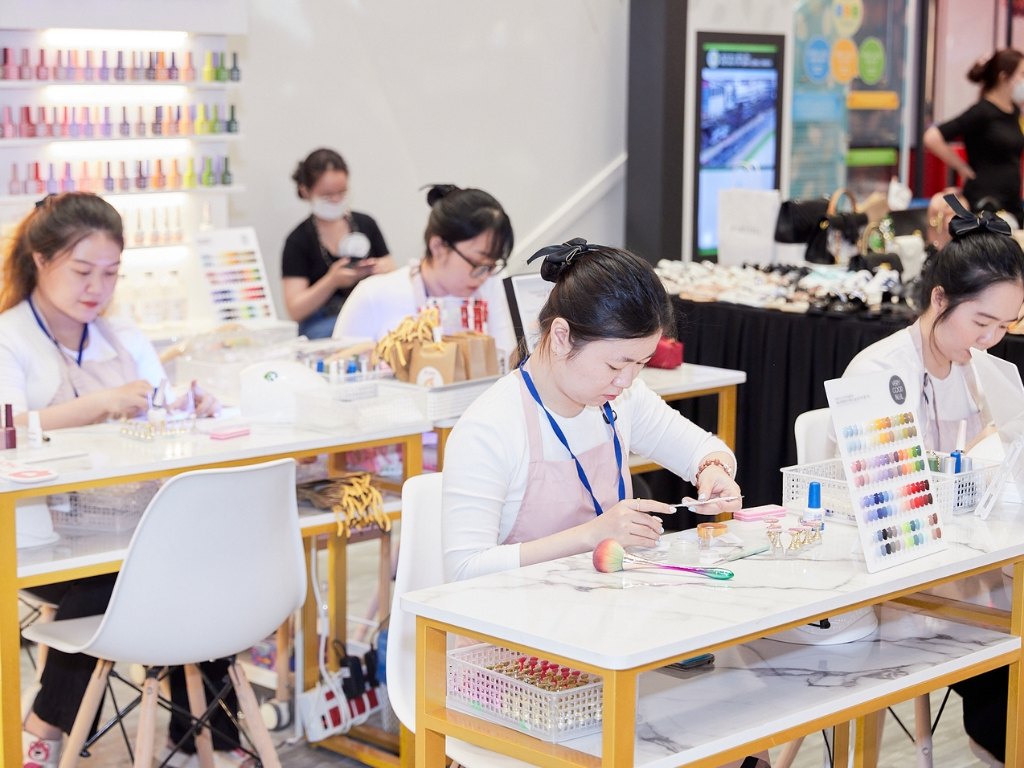 Tạp dề cần có màu sắc và thiết kế phù hợp với không gian tiệm nail