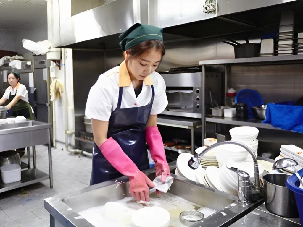 Tạp dề nhựa thường được sử dụng cho khu vực rửa chén trong nhà hàng