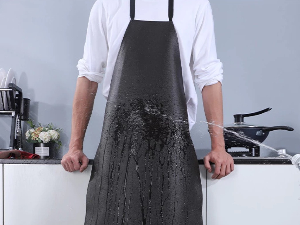 Tạp dề nhựa giúp bảo vệ quần áo và cơ thể khỏi bị ướt