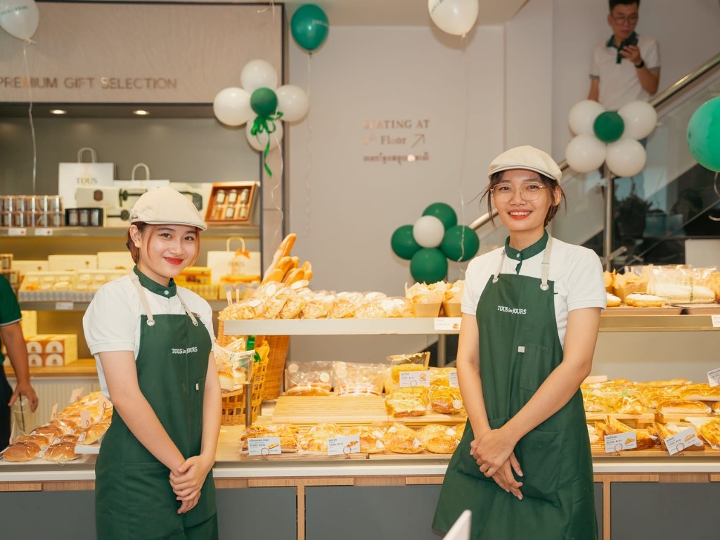 Đồng phục tạp dề cho nhân viên tiện bánh giúp tạo sự chuyên nghiệp và sạch sẽ