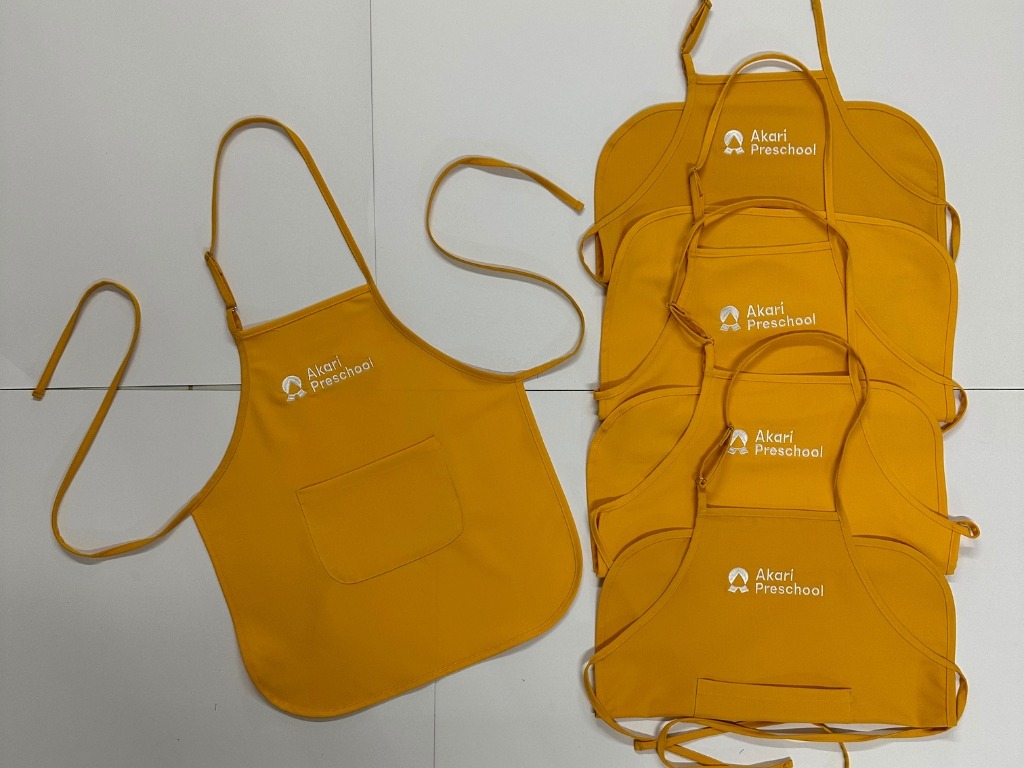Bạn nên chọn tạp dề trẻ em có thêm chiếc túi nhỏ xinh ở phía trước