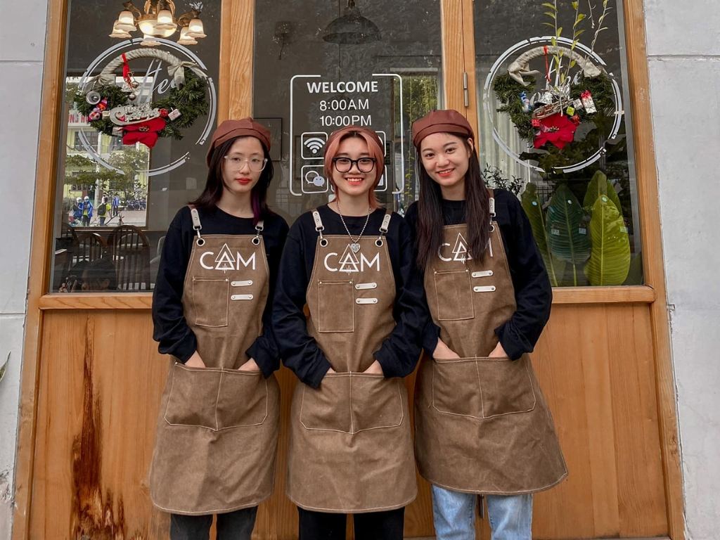 Tạp dề in logo thương hiệu thường được sử dụng cho ngành F&B