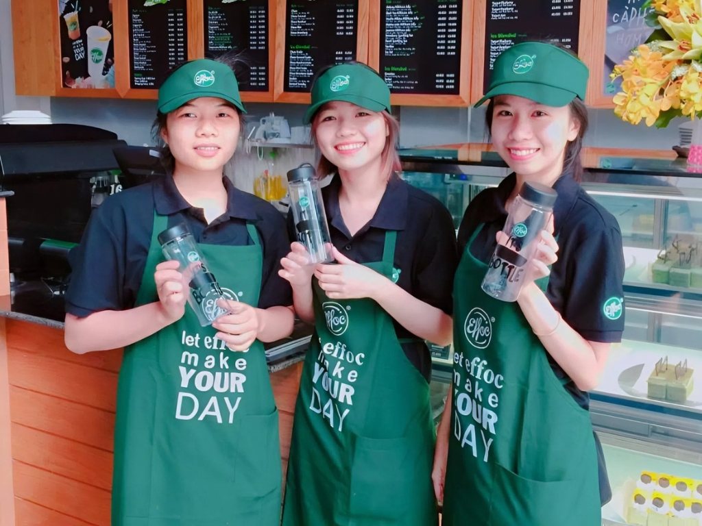 Mẫu tạp dề màu xanh lá cây tạo cảm giác thân thiện, gần gũi và thư giãn